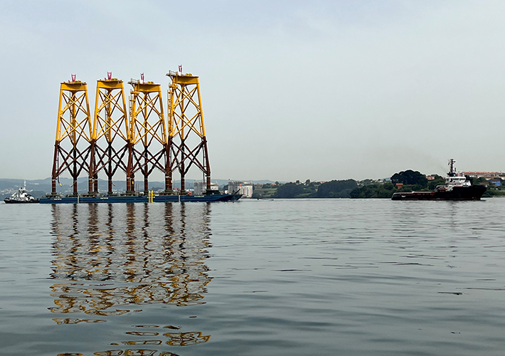 Foto Iberdrola inicia el traslado a Francia de las plataformas eólicas marinas construidas por Navantia-Windar para el parque de Saint-Brieuc.